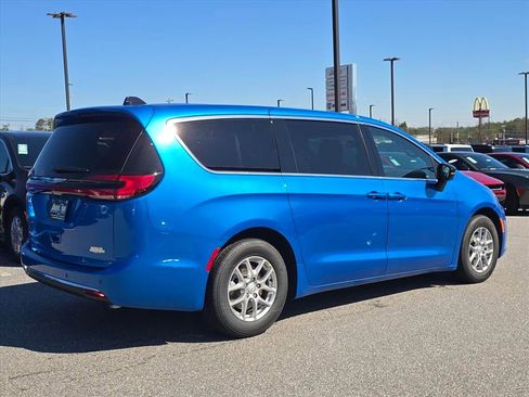 New 2026 Chrysler Pacifica Select image 3