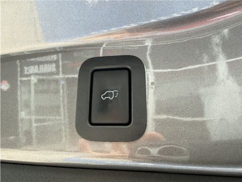 Used 2017 Toyota Highlander SE FWD image 28