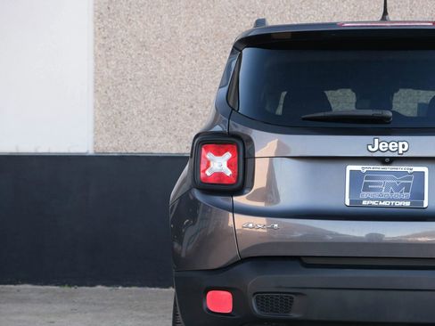 Used 2017 Jeep Renegade Latitude image 17