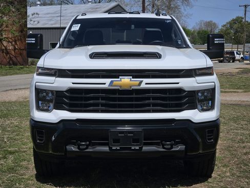 Used 2024 Chevrolet Silverado 2500 Custom w/ Custom Value Package image 2