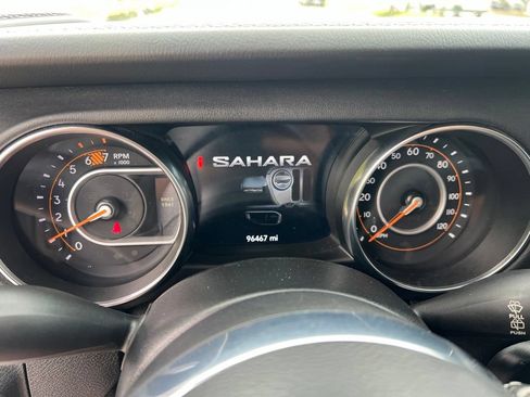 Used 2020 Jeep Wrangler Unlimited Sahara w/ LED Lighting Group AWD/4WD image 39
