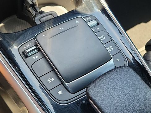 Used 2023 Mercedes-Benz GLB 250 4MATIC w/ Premium Package image 34