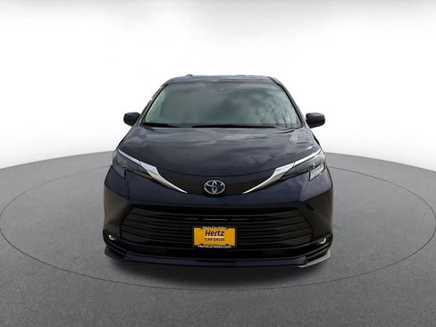 Used 2025 Toyota Sienna XLE FWD image 4