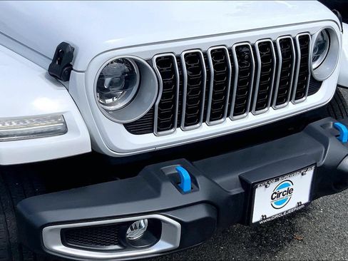 Certified 2024 Jeep Wrangler Unlimited Sahara w/ Technology Group AWD/4WD image 29
