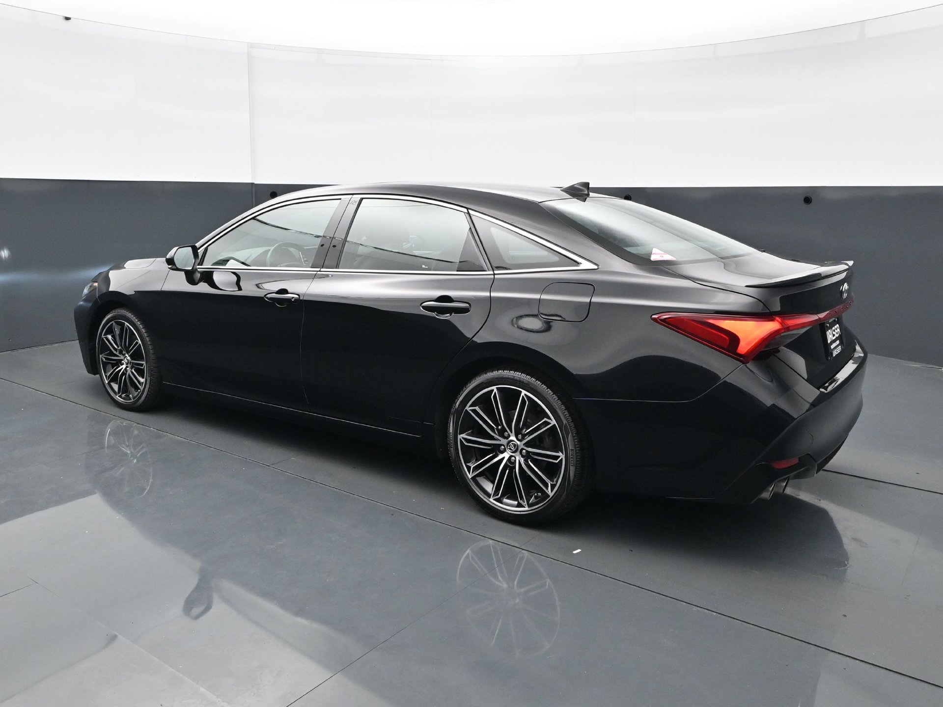 Used 2019 Toyota Avalon XSE FWD image 4