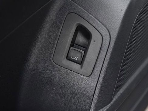 Used 2023 Volkswagen Atlas Cross Sport SE w/ Panoramic Sunroof Package image 9