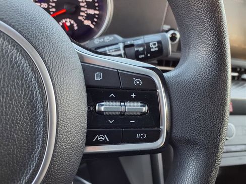 Used 2022 Kia Carnival LX image 12