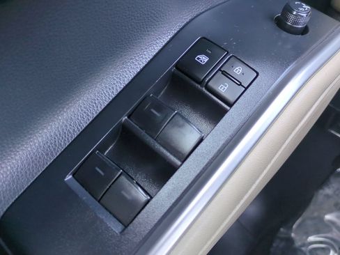 Used 2023 Toyota Highlander XLE AWD/4WD image 24