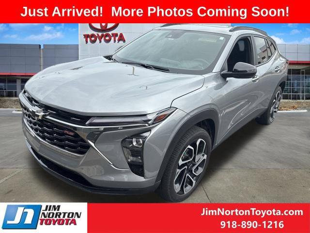 Used 2025 Chevrolet Trax RS w/ Sunroof Package FWD image 2
