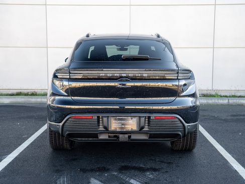 Certified 2025 Porsche Macan Electric image 7