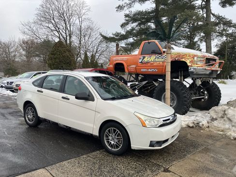 Used 2010 Ford Focus SE image 2