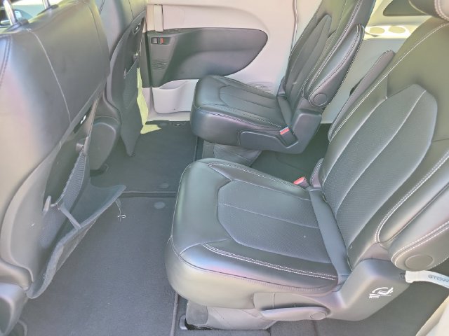 Used 2024 Chrysler Pacifica Touring-L FWD image 16