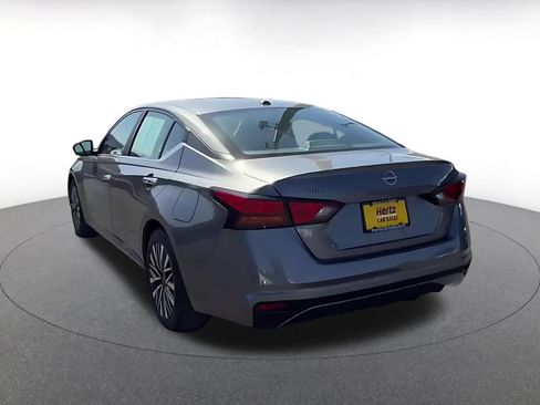 Used 2025 Nissan Altima 2.5 SV FWD image 11