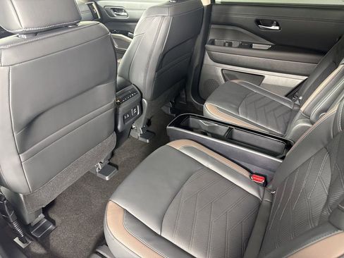 Used 2025 Nissan Pathfinder Platinum image 17