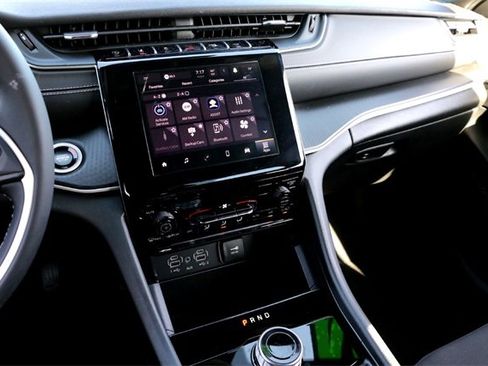 Used 2024 Jeep Grand Cherokee Laredo image 16