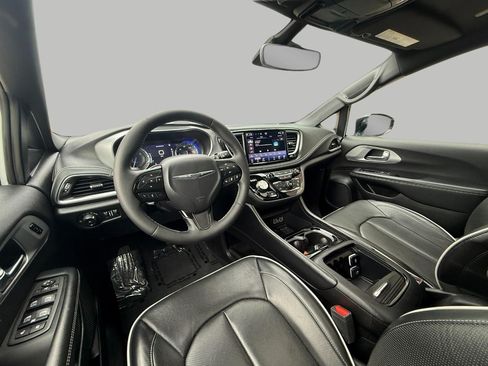 Used 2025 Chrysler Pacifica Limited FWD image 24