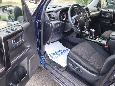 Used 2018 Toyota 4Runner TRD Off-Road image 3