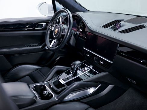 Used 2020 Porsche Cayenne Turbo S image 15