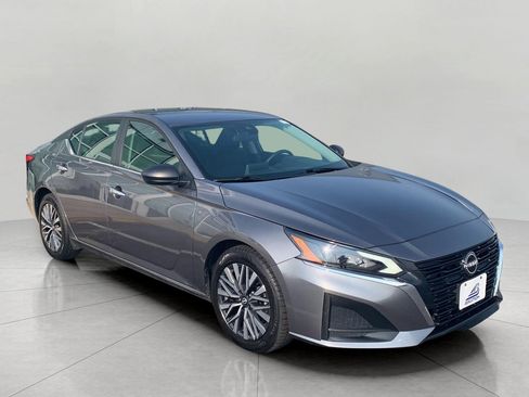 Used 2024 Nissan Altima 2.5 SV FWD image 1