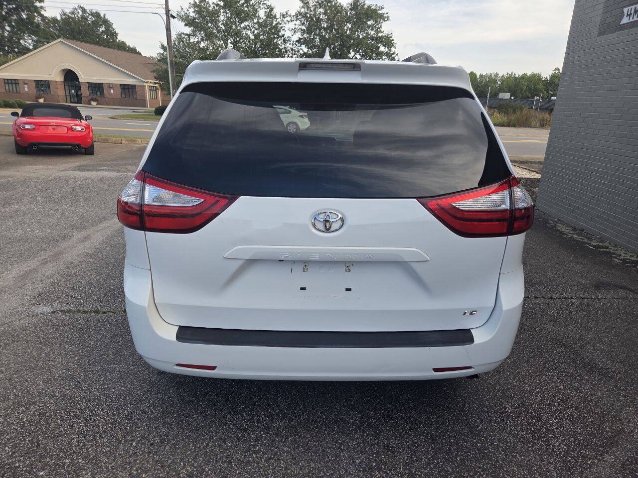 Used 2018 Toyota Sienna LE FWD image 4