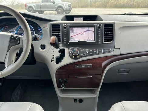Used 2011 Toyota Sienna XLE image 23