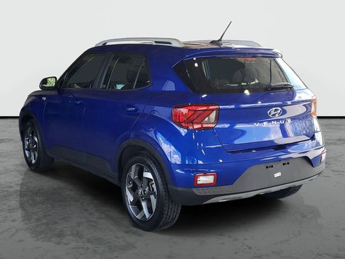 Used 2024 Hyundai Venue SEL FWD image 3