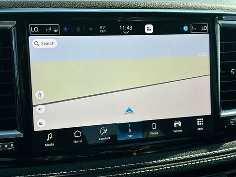 Used 2025 Chrysler Pacifica Limited image 18