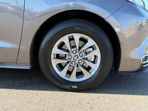 Used 2024 Toyota Sienna XLE FWD image 6