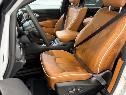 New 2026 Chrysler Pacifica Pinnacle w/ Trailer Tow Group image 23