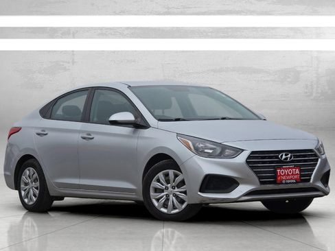 Used 2021 Hyundai Accent SE FWD image 2