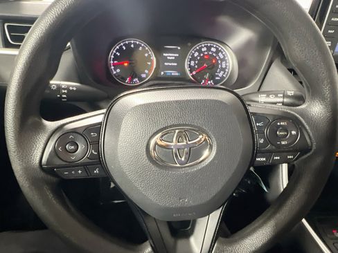 Used 2019 Toyota RAV4 LE FWD image 18