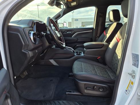 Used 2024 Chevrolet Colorado Z71 w/ Z71 Convenience Package 2 AWD/4WD image 18