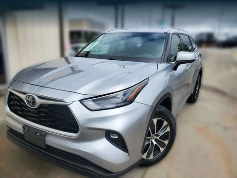 Used 2022 Toyota Highlander XLE FWD image 7