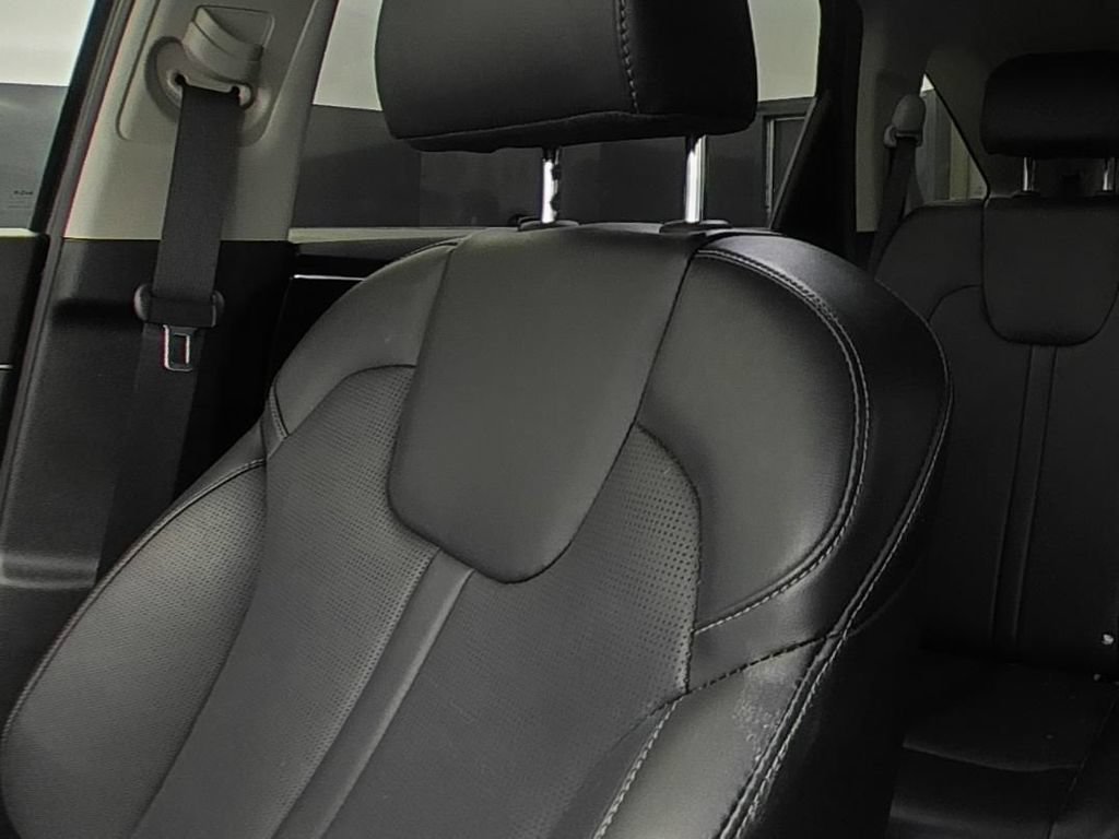 Used 2025 Kia Sorento S w/ Panoramic Sunroof Package FWD image 9