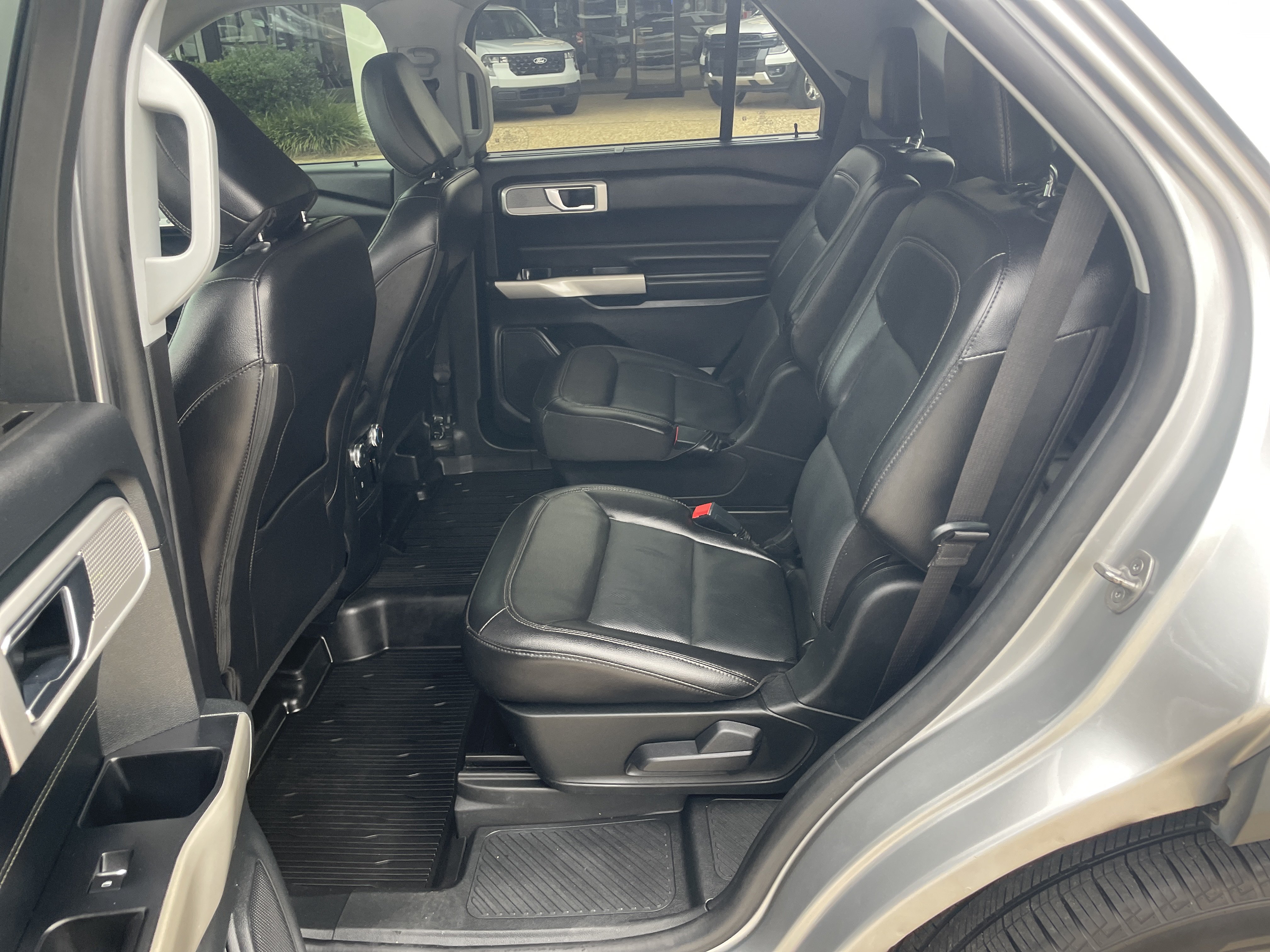 Used 2022 Ford Explorer Limited w/ Equipment Group 301A RWD image 18