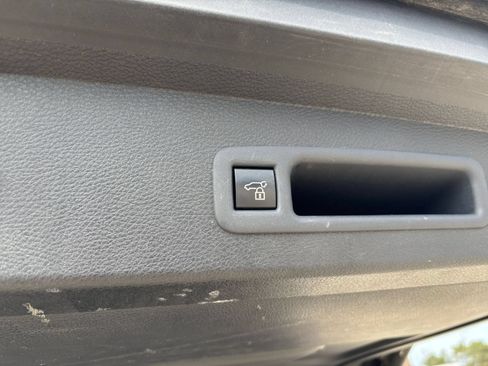 Used 2025 Toyota Sienna XLE FWD image 21