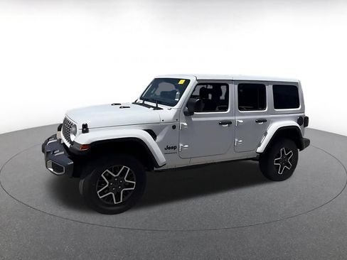 Used 2025 Jeep Wrangler Unlimited Sahara AWD/4WD image 8