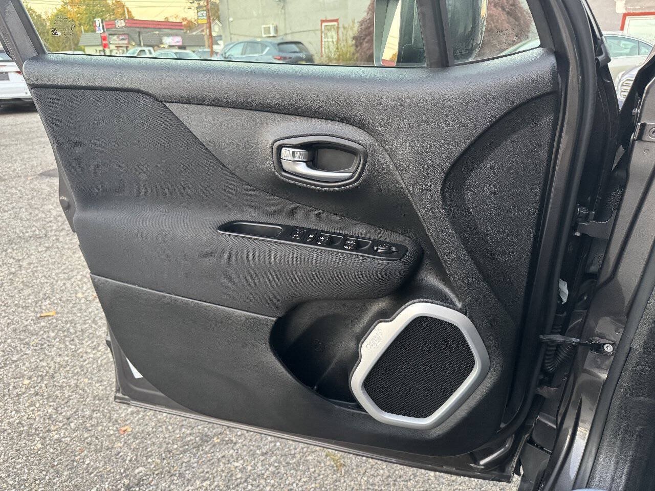Used 2018 Jeep Renegade Latitude FWD image 27