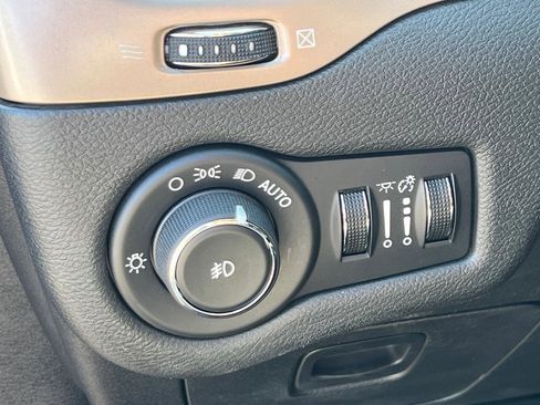 Used 2016 Jeep Cherokee Latitude AWD/4WD image 18