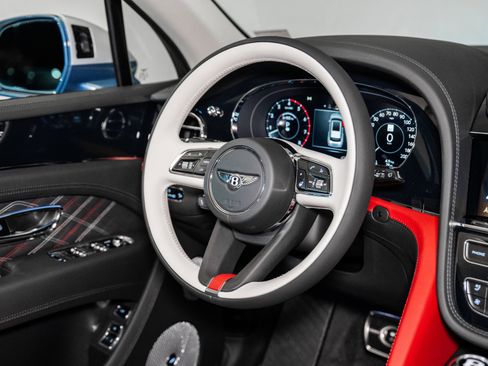 Used 2025 Bentley Bentayga Extended Wheelbase image 39
