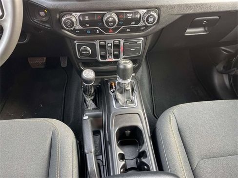 Used 2024 Jeep Wrangler Unlimited image 12