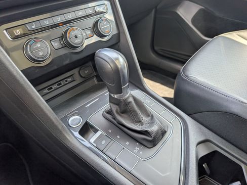 Used 2019 Volkswagen Tiguan SE w/ Panoramic Sunroof Package FWD image 22