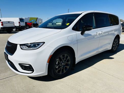 New 2026 Chrysler Pacifica Select w/ Quick Order Package 2EV image 37