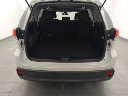 Used 2019 Toyota Highlander LE image 29