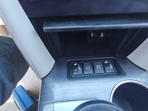 Used 2012 Toyota Camry XLE w/ Leather Pkg FWD image 19