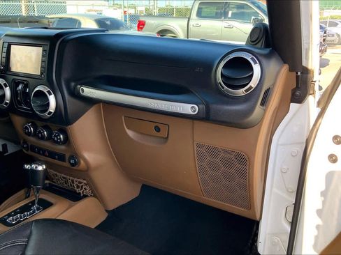 Used 2013 Jeep Wrangler Unlimited Sahara w/ Connectivity Group AWD/4WD image 15