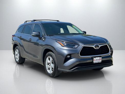 Used 2025 Toyota Highlander LE image 3