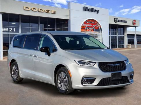 Certified 2024 Chrysler Pacifica Limited FWD image 2