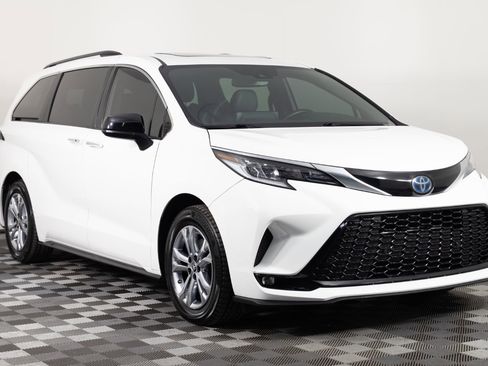 Used 2022 Toyota Sienna XSE AWD/4WD image 11