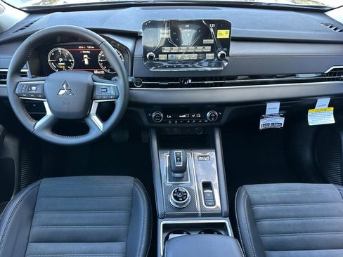 New 2025 Mitsubishi Outlander SE image 14